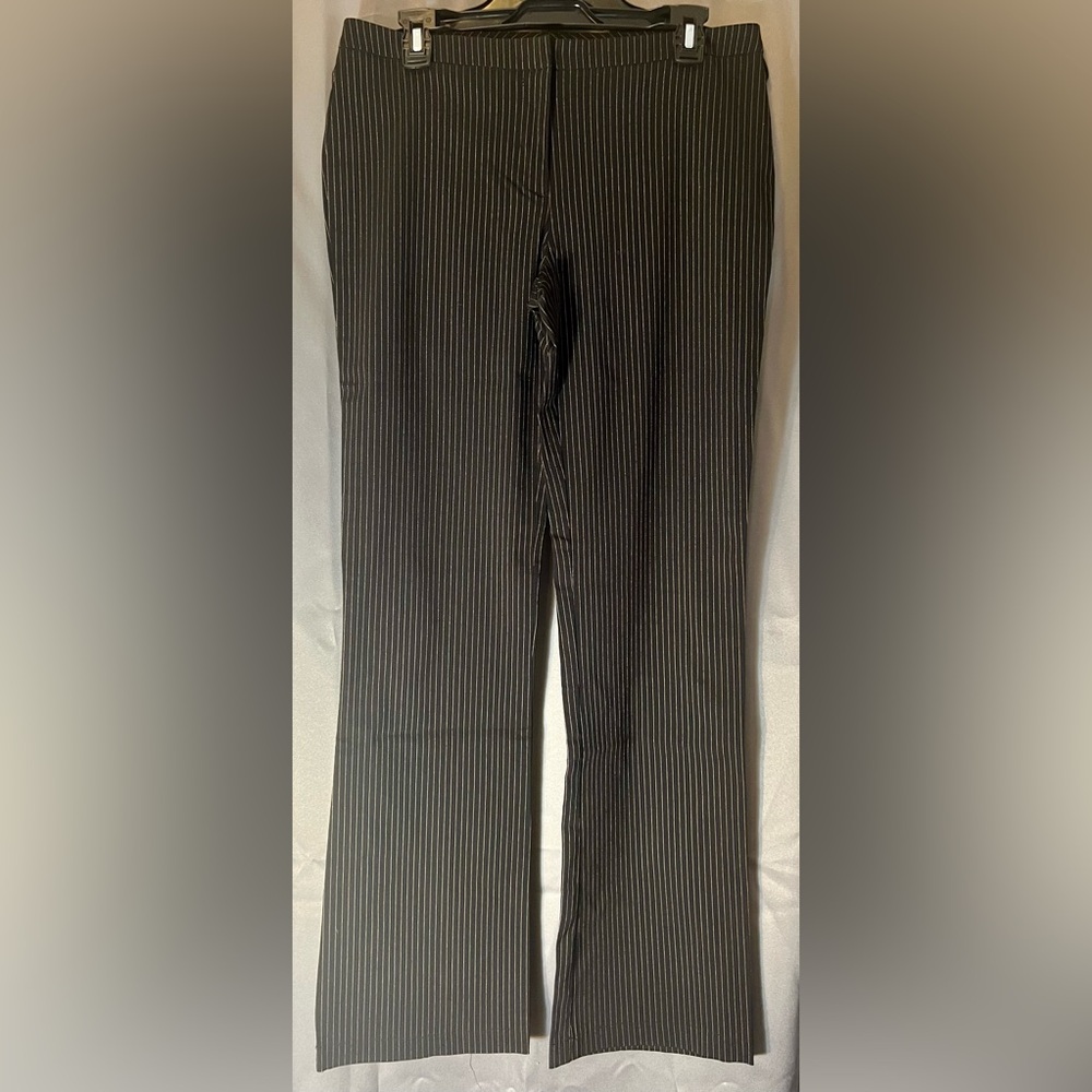 New Look Pinstriped stretch Pants black/tan Sz:11 Relaxed leg
Zip/button